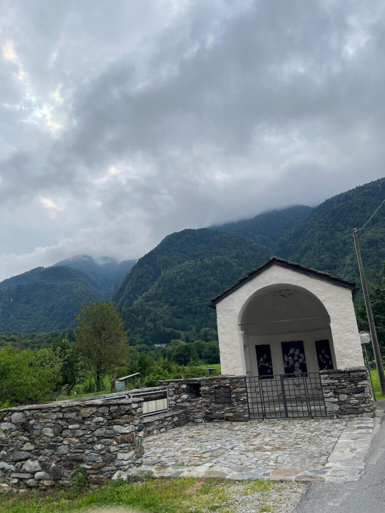 Capèla di mòort a Piuro con opera dell'artista Lorenzini in memoria delle vittime della frana del 1618