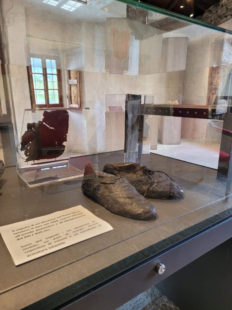 reperti della frana di piuro del 1618 conservati a palazzo vertemate - scarpe