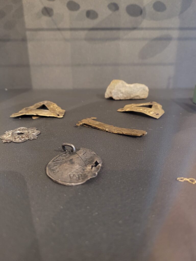 reperti della frana di piuro del 1618 conservati a palazzo vertemate