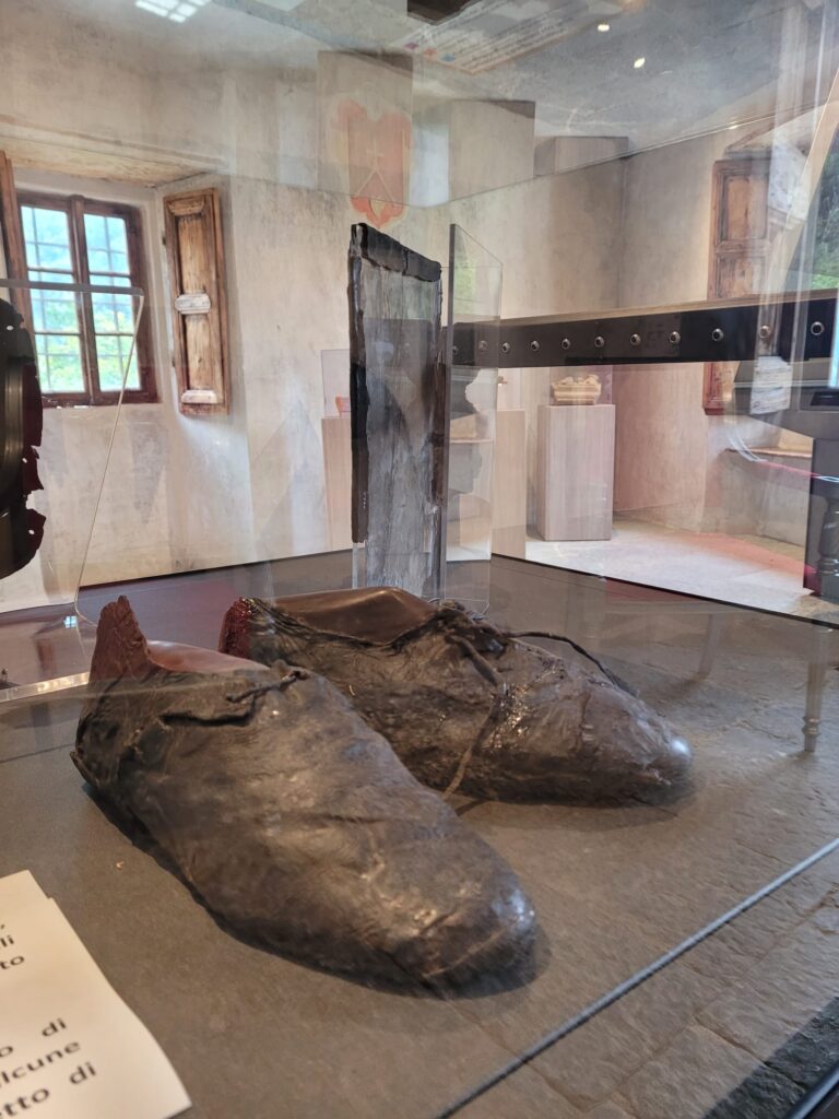 scarpe del 1618 ritrovate a piuro